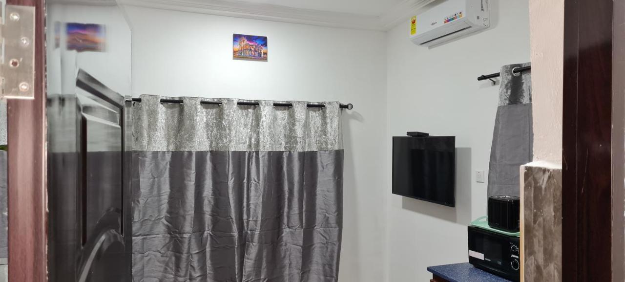 Nesta Barron -Home Away From Home North Legon Exterior foto