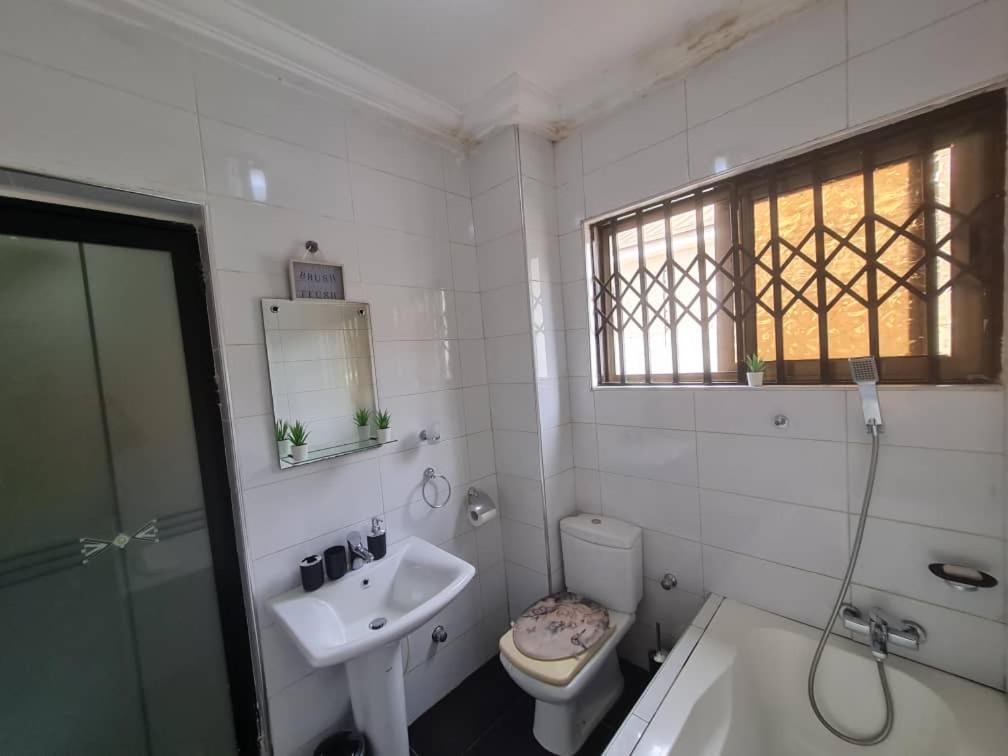 Nesta Barron -Home Away From Home North Legon Habitación foto